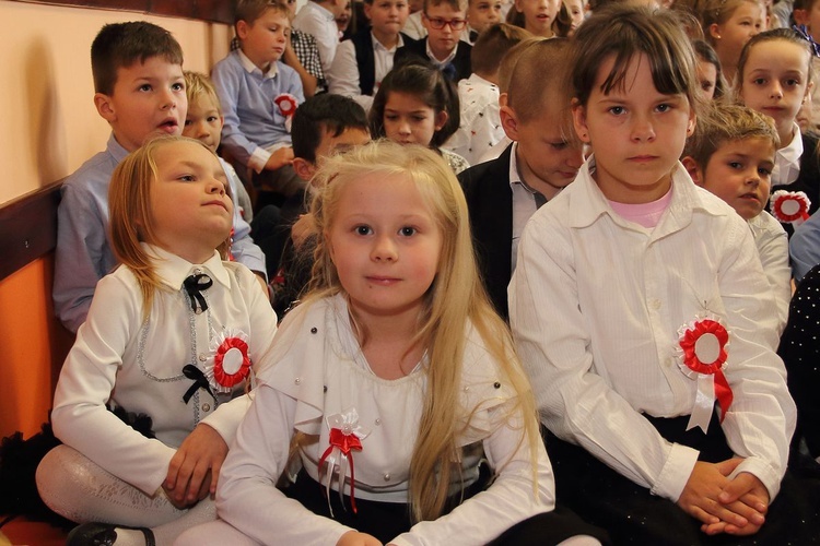 Akcja "Szkoła do hymnu" w SP w Mścicach