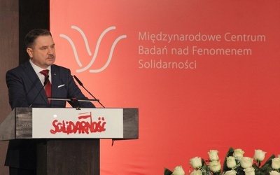 - Musimy próbować powstrzymać globalny biznes, który niszczy podmiotowość i godność człowieka pracy - mówił Piotr Duda, przewodniczący NSZZ "Solidarność".