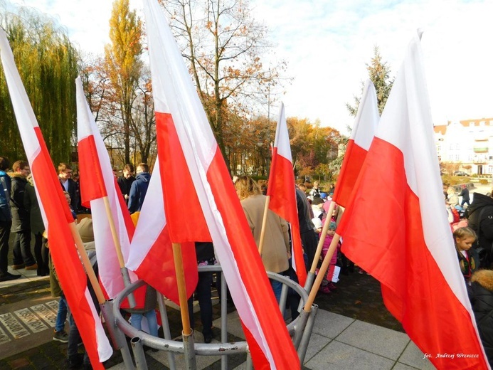 Nowosolscy licealiści odśpiewali hymn i zatańczyli Poloneza