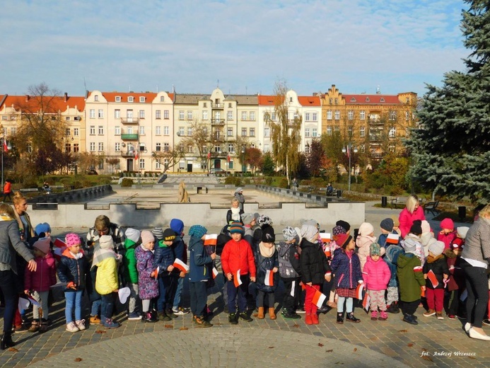 Nowosolscy licealiści odśpiewali hymn i zatańczyli Poloneza