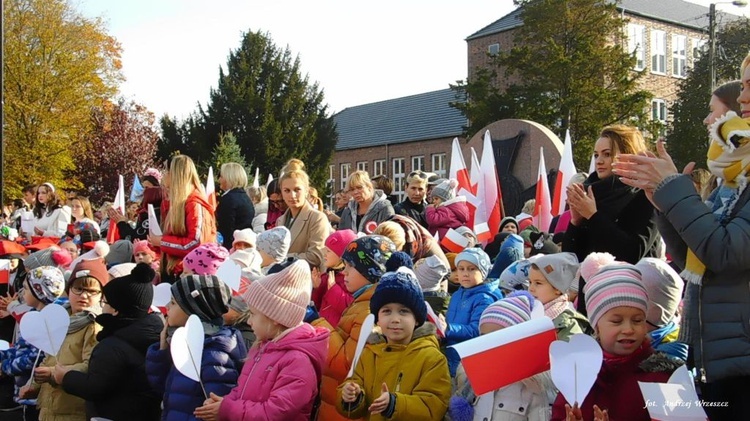 Nowosolscy licealiści odśpiewali hymn i zatańczyli Poloneza