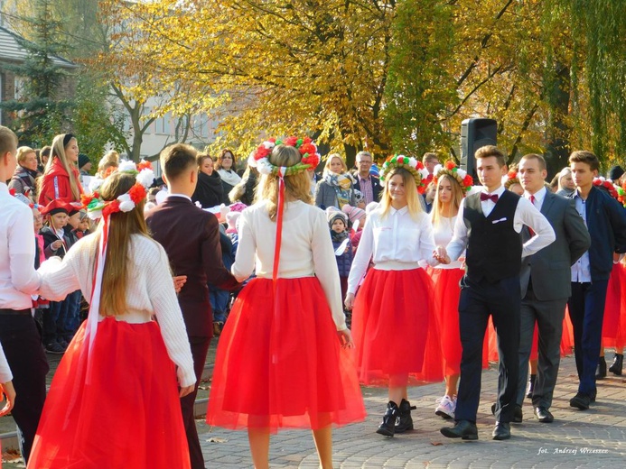 Nowosolscy licealiści odśpiewali hymn i zatańczyli Poloneza