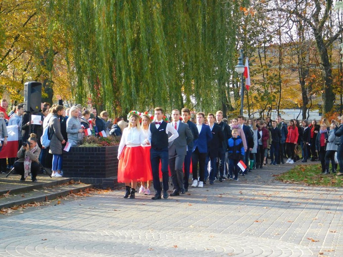 Nowosolscy licealiści odśpiewali hymn i zatańczyli Poloneza