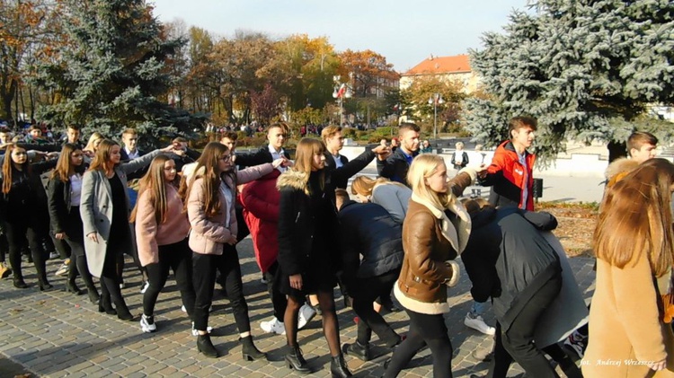 Nowosolscy licealiści odśpiewali hymn i zatańczyli Poloneza