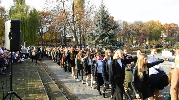 Nowosolscy licealiści odśpiewali hymn i zatańczyli Poloneza