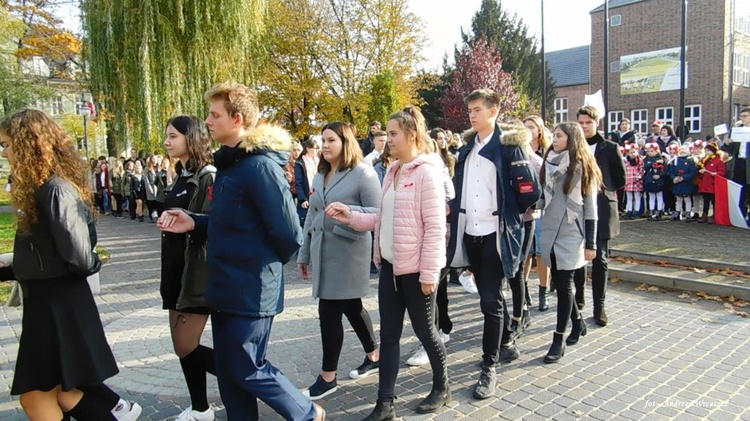 Nowosolscy licealiści odśpiewali hymn i zatańczyli Poloneza