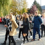 Nowosolscy licealiści odśpiewali hymn i zatańczyli Poloneza