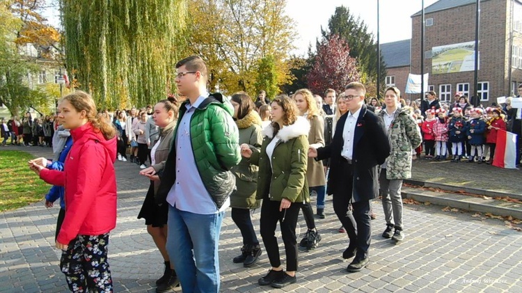 Nowosolscy licealiści odśpiewali hymn i zatańczyli Poloneza