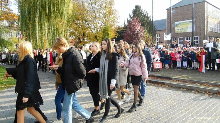 Nowosolscy licealiści odśpiewali hymn i zatańczyli Poloneza