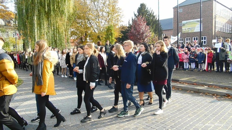 Nowosolscy licealiści odśpiewali hymn i zatańczyli Poloneza