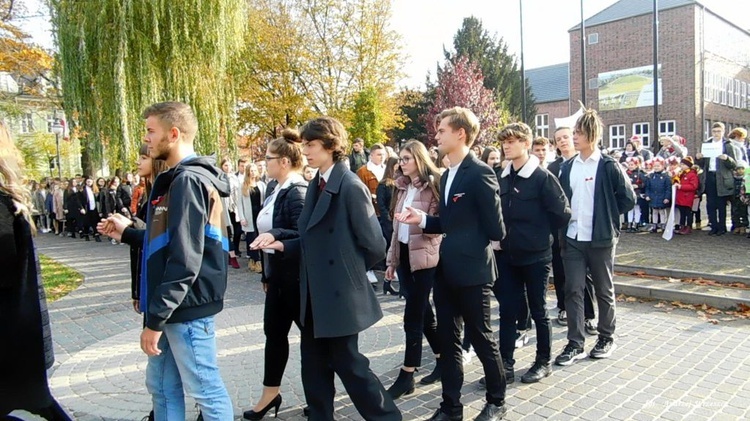 Nowosolscy licealiści odśpiewali hymn i zatańczyli Poloneza