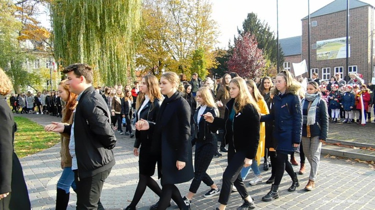 Nowosolscy licealiści odśpiewali hymn i zatańczyli Poloneza