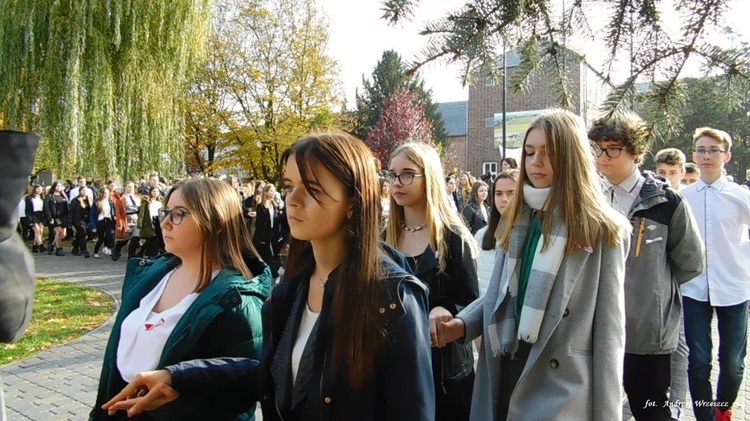 Nowosolscy licealiści odśpiewali hymn i zatańczyli Poloneza