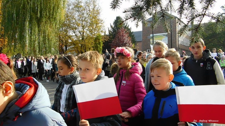 Nowosolscy licealiści odśpiewali hymn i zatańczyli Poloneza