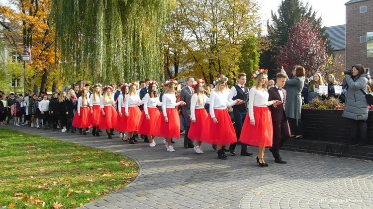 Nowosolscy licealiści odśpiewali hymn i zatańczyli Poloneza