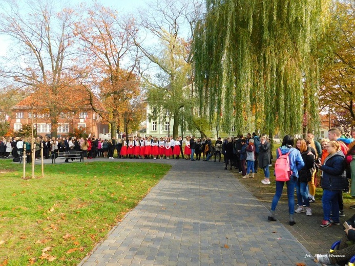 Nowosolscy licealiści odśpiewali hymn i zatańczyli Poloneza