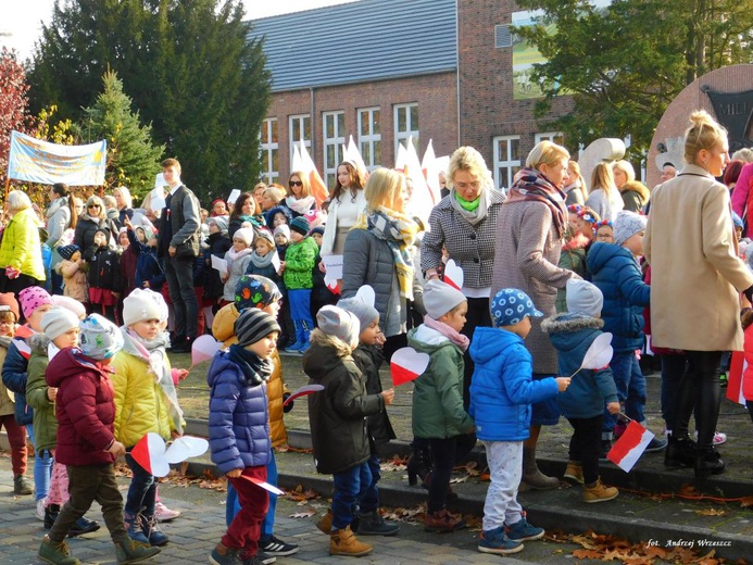 Nowosolscy licealiści odśpiewali hymn i zatańczyli Poloneza