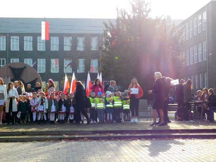 Nowosolscy licealiści odśpiewali hymn i zatańczyli Poloneza