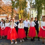 Nowosolscy licealiści odśpiewali hymn i zatańczyli Poloneza