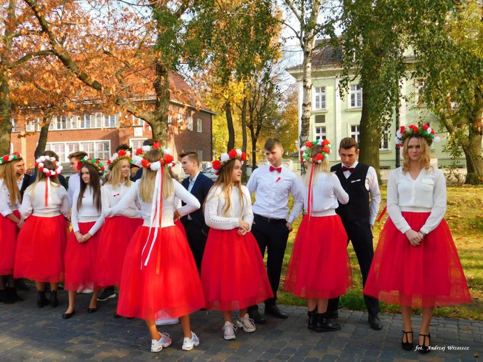 Nowosolscy licealiści odśpiewali hymn i zatańczyli Poloneza