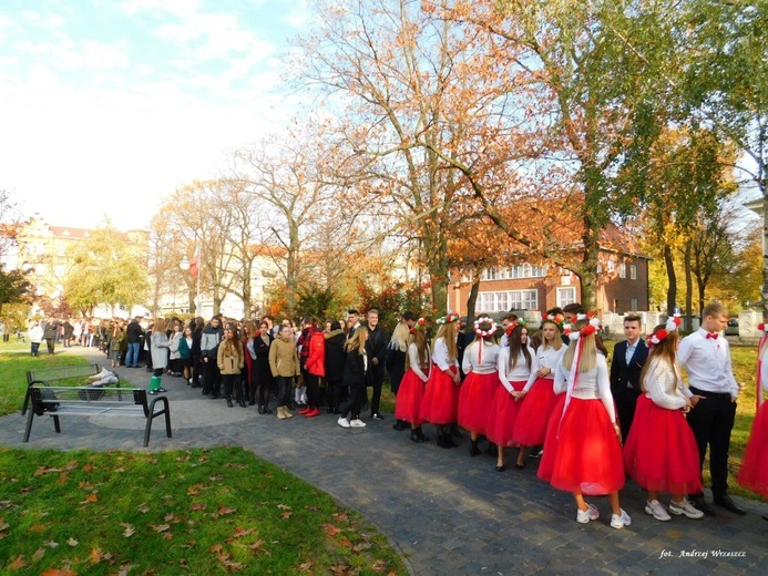 Nowosolscy licealiści odśpiewali hymn i zatańczyli Poloneza