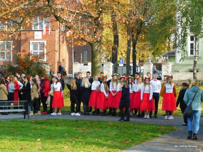 Nowosolscy licealiści odśpiewali hymn i zatańczyli Poloneza