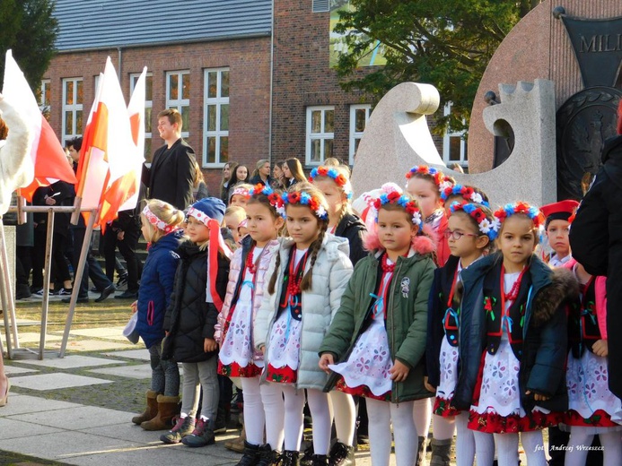 Nowosolscy licealiści odśpiewali hymn i zatańczyli Poloneza