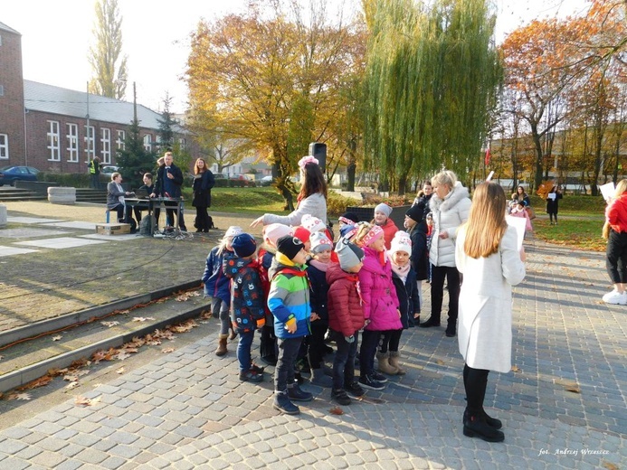 Nowosolscy licealiści odśpiewali hymn i zatańczyli Poloneza