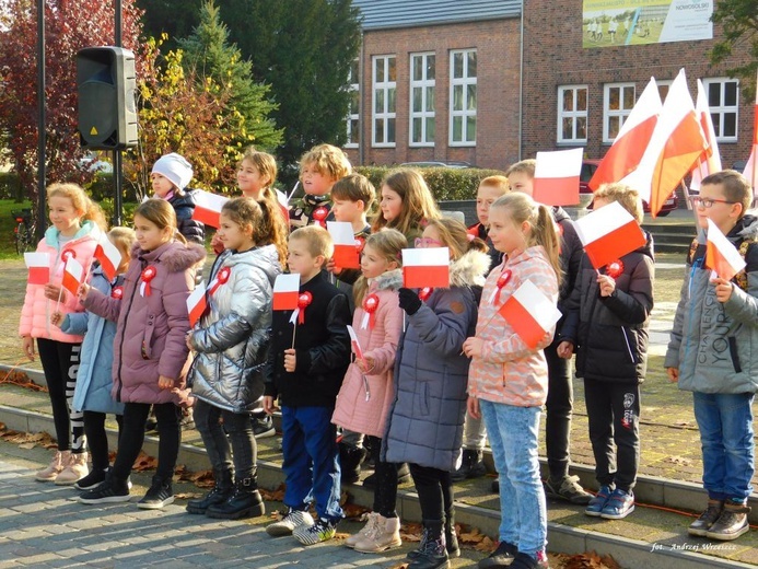 Nowosolscy licealiści odśpiewali hymn i zatańczyli Poloneza