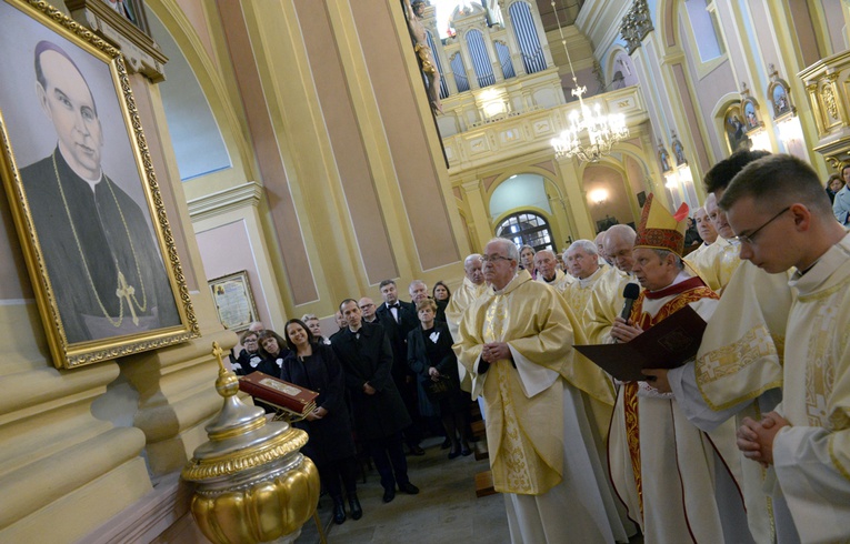 Mszy św. i modlitwie o wyniesienie na ołtarze sługi Bożego bp. Piotra Gołębiowskiego przewodniczył bp Henryk Tomasik.