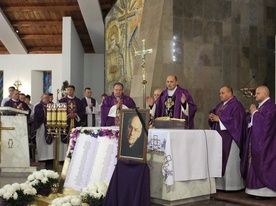 Mszy św. pogrzebowej przewodniczył bp Kaszak.