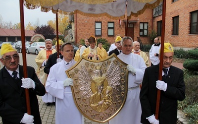 Ryngraf-relikwiarz procesyjnie wniesiono do natolińskiej świątyni.