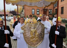 Ryngraf-relikwiarz procesyjnie wniesiono do natolińskiej świątyni.