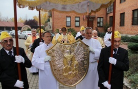 Ryngraf-relikwiarz procesyjnie wniesiono do natolińskiej świątyni.