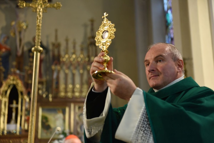 Ksiądz proboszcz Ireneusz Neznal prezentuje relikwiarz św. Jana Pawła II.