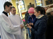 Alumni przygotowali okolicznościowe obrazki, pokazujące życie seminaryjnej wspólnoty, które wręczali wiernym w odwiedzanych parafiach.