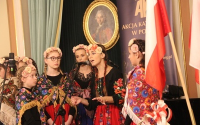 Występ zespołu publiczność nagrodziła gromkimi brawami. Druga od prawej Marlena Kowalska.