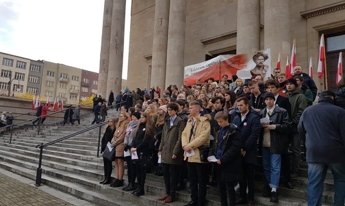 Abp Skworc: modlimy się za całe społeczeństwo, aby pamiętało, że jest spod znaku krzyża