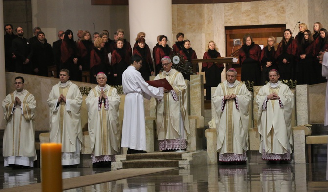 Abp Skworc: Krzyż ubezpiecza nas i naszą ziemską Ojczyznę