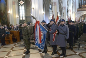 Msza św. w katedrze sprawowana była w intencji Ojczyzny oraz za bohaterów naszej niepodległości.