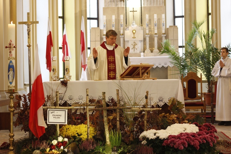 Do Święta Niepodległości nawiązywała także dekoracja w świątyni.