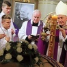 Mszy św. pogrzebowej kapelana służebniczek przewodniczył bp Andrzej Jeż.