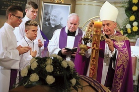 Mszy św. pogrzebowej kapelana służebniczek przewodniczył bp Andrzej Jeż.