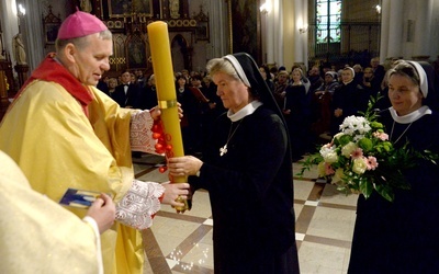 Symbolem charyzmatu zmartwychwstanek jest paschał, świeca przypominająca zwycięstwo Chrystusa nad śmiercią.