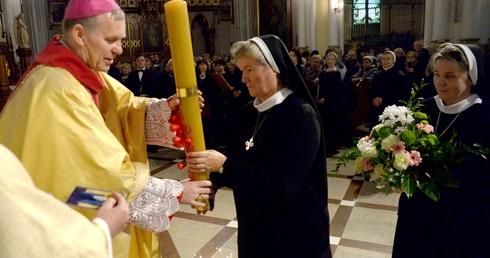 Symbolem charyzmatu zmartwychwstanek jest paschał, świeca przypominająca zwycięstwo Chrystusa nad śmiercią.