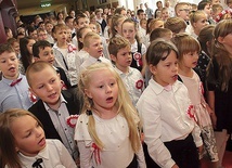 Po komendzie „Baczność!” na aulę wprowadzono sztandar i o 11.11 odśpiewano cztery części najważniejszej pieśni w kraju.