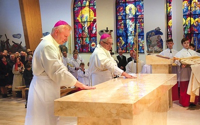 Najważniejszego obrzędu liturgii – namaszczenia ołtarza – dokonali wspólnie abp Głódź  i bp Szlachetka.