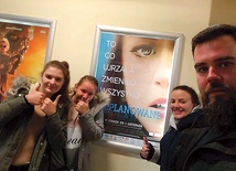 Młodzież zachęca, by zobaczyć ten szokujący, ale potrzebny obraz.