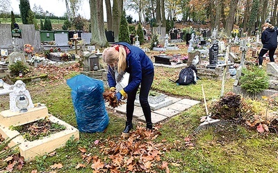 Sprzątanie grobów to symboliczne i ważne działanie społeczne.