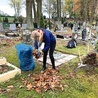 Sprzątanie grobów to symboliczne i ważne działanie społeczne.
